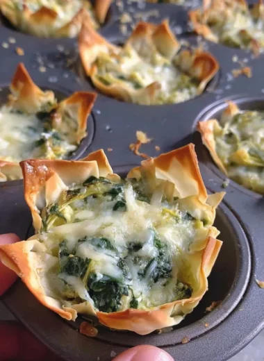 Baked spinach and artichoke wonton cups filled with creamy goodness