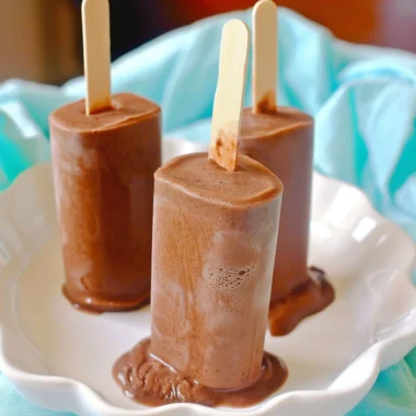 Healthy chocolate fudgsicles made with wholesome ingredients