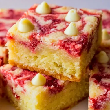 Strawberry white chocolate bars with fresh strawberries and creamy white chocolate.