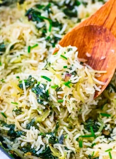 Bowl of nutritious spinach rice garnished with herbs