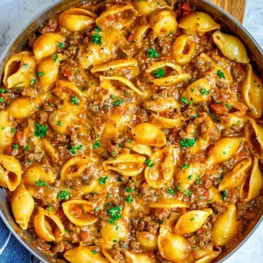 Creamy beef shells dish with pasta and creamy sauce