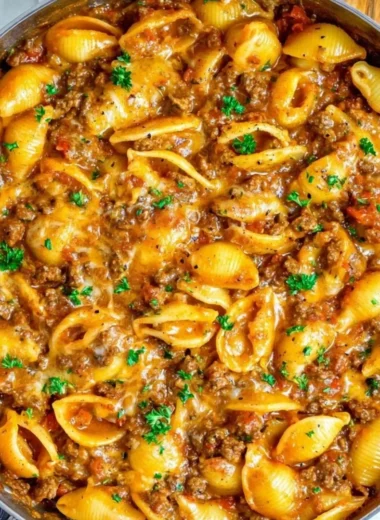 Creamy beef shells dish with pasta and creamy sauce