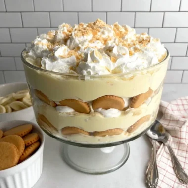 Delicious and creamy easy banana pudding served in a glass bowl