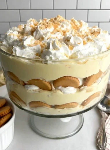 Delicious and creamy easy banana pudding served in a glass bowl