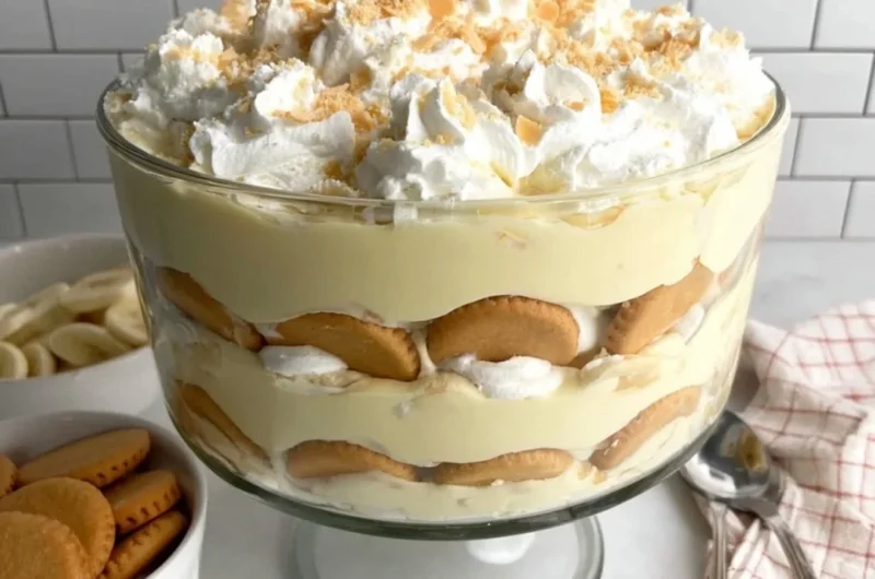 Delicious and creamy easy banana pudding served in a glass bowl