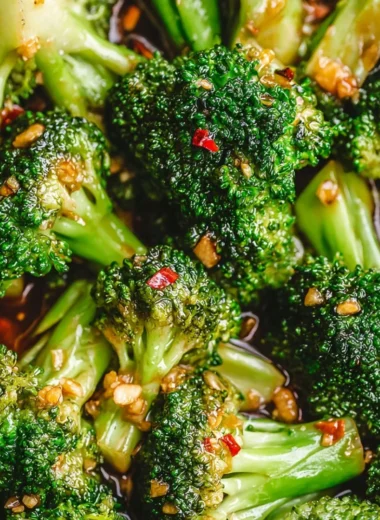 Sautéed broccoli with garlic stir-fry sauce on a plate