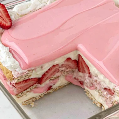 Cozy strawberry eclair cake with strawberries and creamy layers