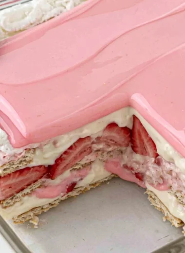 Cozy strawberry eclair cake with strawberries and creamy layers